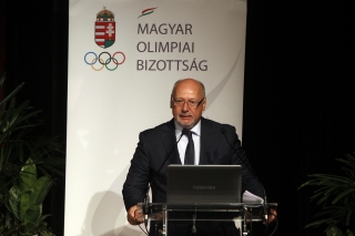  Dr. Bienerth Gusztáv, gazdasági szakember