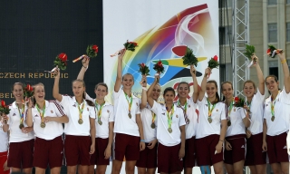 Magyar kosarasok virággal, bronzéremmel