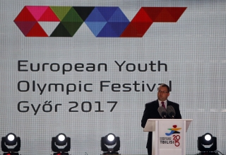 Fekete Dávid, Győr alpolgármestere köszöntőt mond a 2017-es vendéglátók nevében