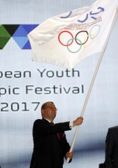 Fekete Dávid az Európai Olimpiai Bizottság zászlaját lengeti