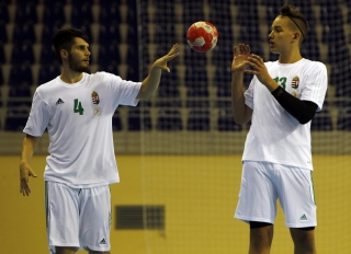 Kecskeméti Tamás (4-es) és Máthé Dominik (13-as) passzol egymásnak
