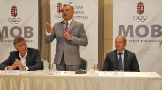 Szabó Bence MOB-főtitkár, Borkai Zsolt MOB-elnök, dr. Simicskó István sportért felelős államtitkár