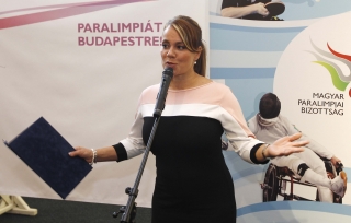 Csisztu Zsuzsa az esemény moderátora
