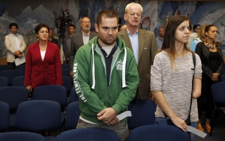Zöld felsőben Pálos Péter paralimpiai bajnok asztaliteniszező