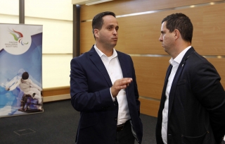 Kiss Norbert, az EMMI sportpolitikáért felelős helyettes államtitkára Bartha Csabával, a MOB sportigazgató-helyettesével beszélget
