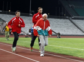  A 4x1500m-es világcsúcstartó Béres Ernő 400m-t futott a stadion búcsúztatóján az atléták nevében. Kísérői között jobbra a riói olimpiai kvótás Srp Miklós.<br />
