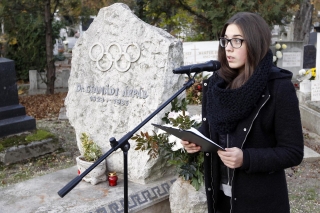 Csanádi Árpád sírjánál Sokaopulos Fanni 11/c osztályos tanuló Reményik Sándor: Mindenki megy - művét adta elő