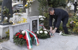 Szabó Bence az olimpiai bajnok vízilabdázó Lemhényi Dezső sírját is megkoszorúzta