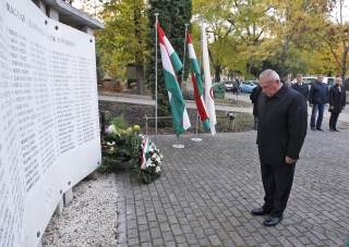 EMMI részéről Karger-Kocsis László protokollfőnök koszorúzott