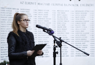 Kovács Lili a Csanádi iskola 13/c osztályos tanuló Juhász Gyula: Consolatio - című versét szavalta
