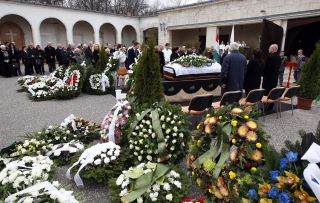 Gyászszertartás a Farkasréti temetőben Fenyvesi Csaba tiszteletére