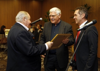 A 80 éves Kárpáti György veszi át emlékplakettjét dr. Bodnár Andrástól és dr. Nébald Györgytől