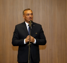 Borkai Zsolt köszönti a megjelent olimpiai érmeseket