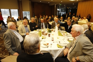 Vízilabdázók: dr. Szívós István (háttal), Molnár Endre, Sárosi László, Cservenyák Tibor, Katona András, Bolvári Antal, Kásás Zoltán, Ambrus Miklós és dr. Bodnár András (takarva), Dömötör Zoltán