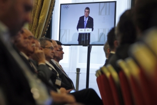 Thomas Bach a nézősorok közötti kívetitőn