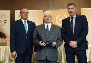 a MOB Érdemérmes Medvegy Iván, a MOB korábbi sportszakmai főmunkatársa Borkai Zsolttal és Szabó Bencével