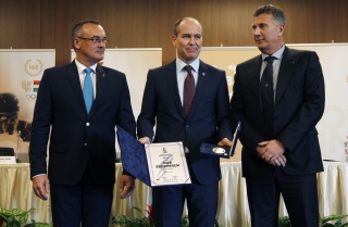 Markovits László olimpikon teniszező, klubelnök MOB Érdemérmet vett át, a díjat a Vasas SC kapta