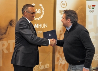 Mirkó István Borkai Zsolttól veszi át az Oklevelet