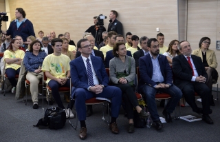 Sportolók, sportvezetők, támogatók és újságírók a MOB sajtóeseményén