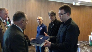 Mohácsi Ferenc gratulál a harmadik Csapkó Zoltánnak