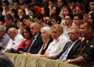 Középen Sákovicsné Dömölky Lídia olimpiai bajnok vívó