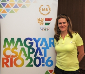 Vörös Zsuzsa olimpiai bajnok öttusázó a névre szóló adidas-pólóban