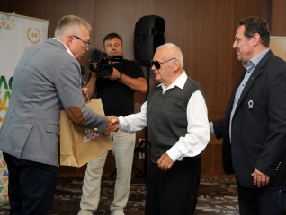 Szondy István olimpiai bajnok öttusázó átveszi Császári Attilától az adidas-pólót