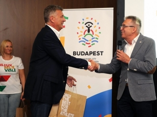 Szabó Bence átveszi az adidas-pólókat Császári Attilától