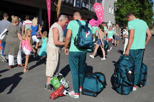 Érkeznek a vízilabdázók