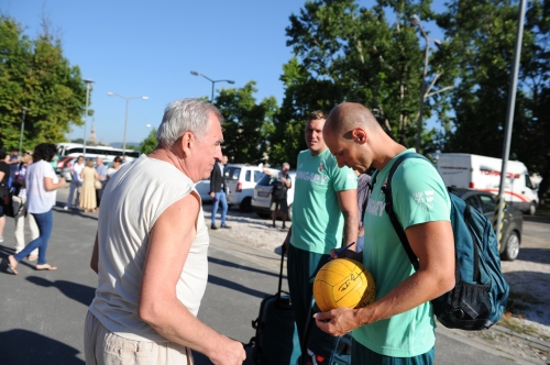 Varga Dénes egy pólós labdát ír alá