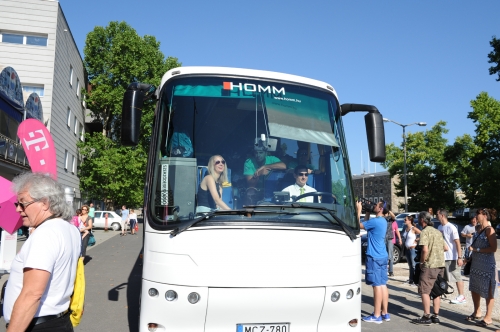 Indul a busz  a repülőtérre