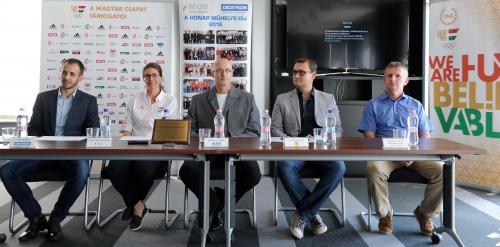 Balról Vas Gábor, mellette Pignitzky Dorottya, Madaras Ádám, Zsoldos Péter és Szilágyi János