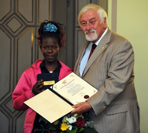 Ruth Chebitok (kenyai) atléta veszi át a Pierre de Coubertin World Fair Play Trophy elismerést