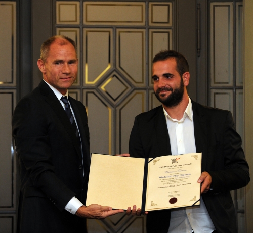 dr. Nagy Zsigmond adja át a diplomát Massimo Taurino (olasz) labdarúgó edzőnek