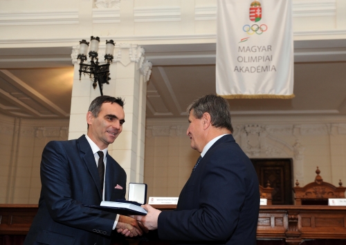 Vasvári Ferenc, a MOB kommunikációs főmunkatársa MOA Tiszteleti érem-díjat vesz át dr. Magyar Zoltántól, a Nemzet Sportolójától