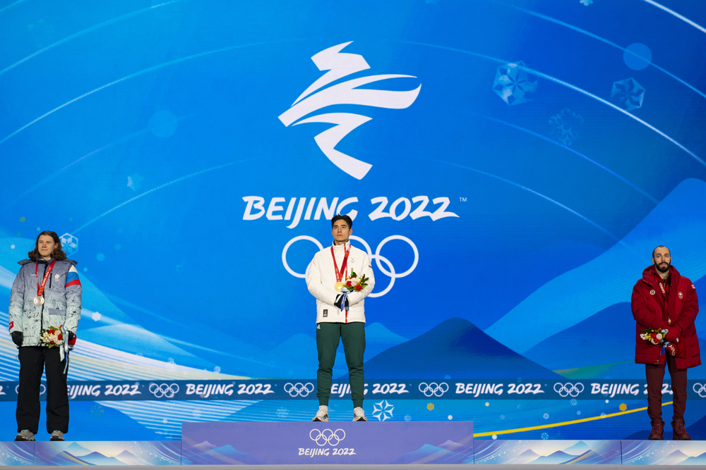 Liu Shaoang átveszi az 500m győzelméért az aranyérmet
