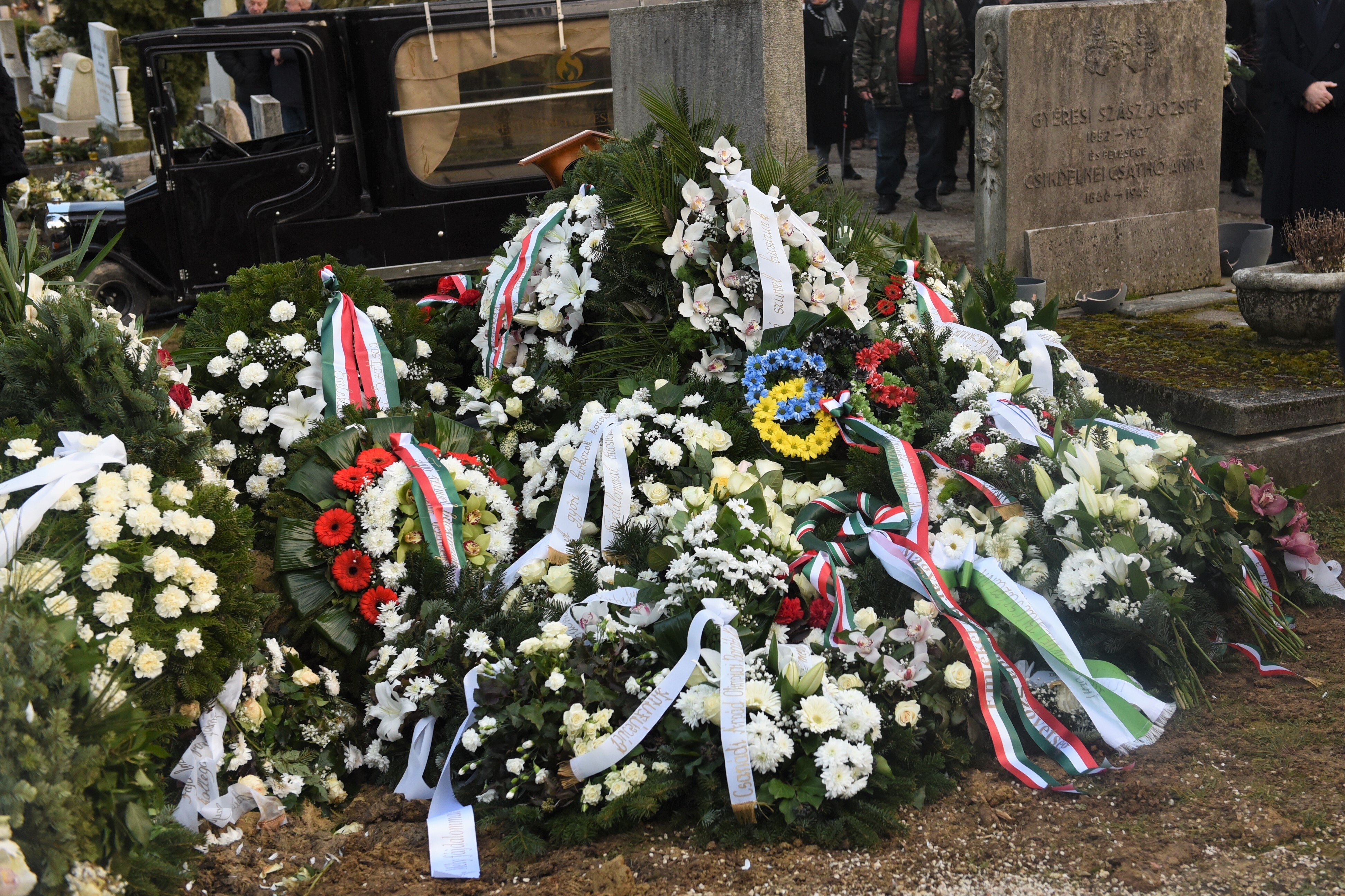 Végső búcsú az olimpiai bajnok Varga Jánostól