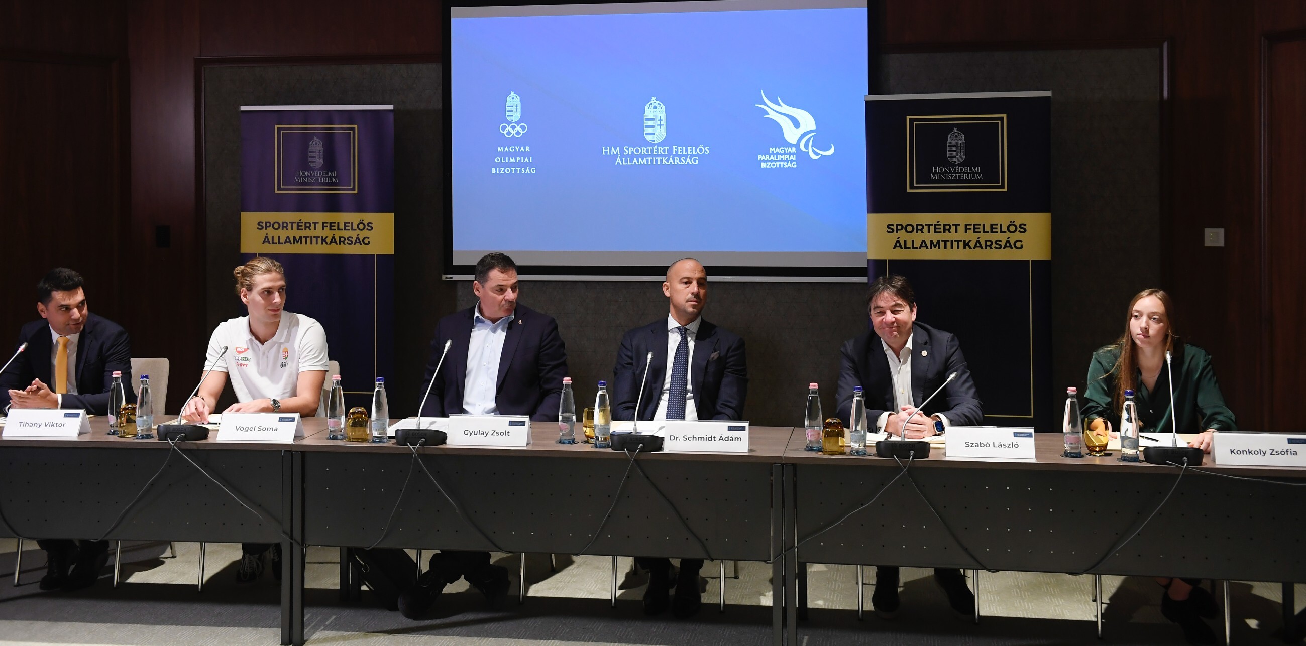 A HM sportért felelős államtitkársága sajótájékoztatója a belvárosi Párisi Udvarban