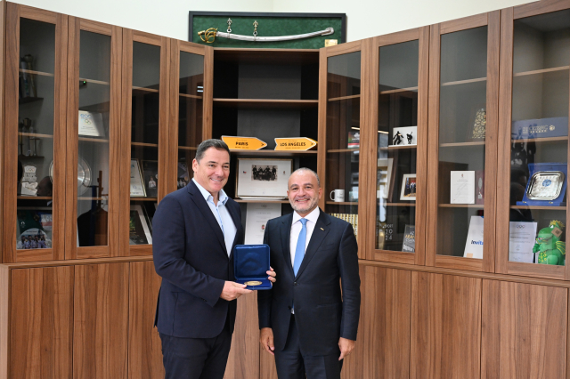 Nemzetközi vívódelegáció járt a MOB-székházban (2025.10.06.)