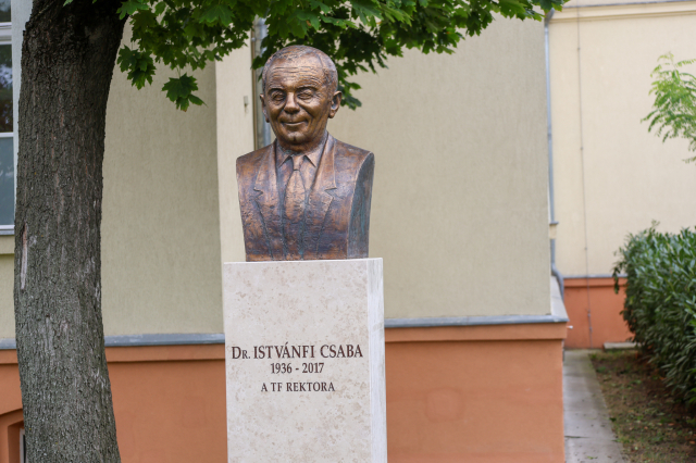 A TF szoborparkjában felavatták dr. Istvánfi Csaba szobrát (2025.10.10.)