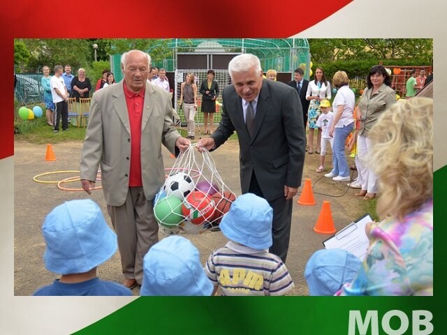 Buzánszky Jenő óvodai sportpályát avatott fel