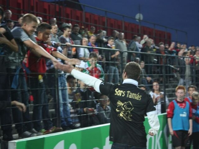 Sors Tamást megajándékozták a pécsi labdarúgók