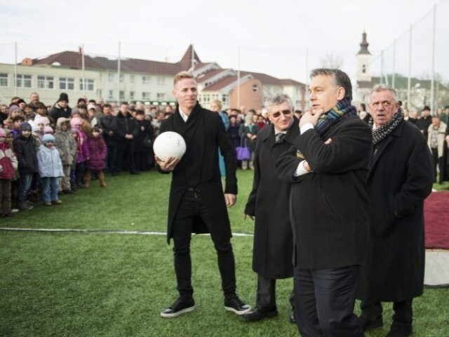 Műfüves futballpályát adott át Orbán Viktor Nyírlugoson