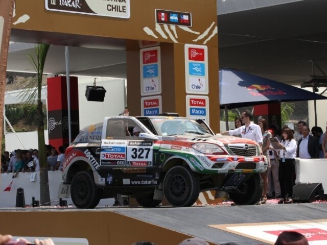 Dakar 2013: Címvédés az autósoknál és a motorosnál