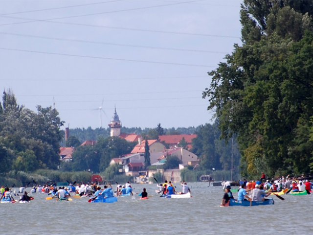 Ki eszik a bableves tetejéből...