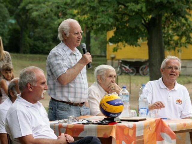 A Varjú Vilmos Baráti Társaság tagjai a fiatalok táborában