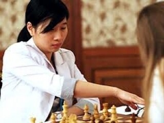 Hoang egyedül vezet a sakk Eb-n