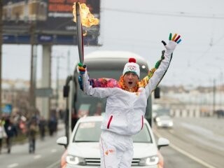 Sportcsillagok és hétköznapi hősök kísérik az olimpiai lángot Oroszországban