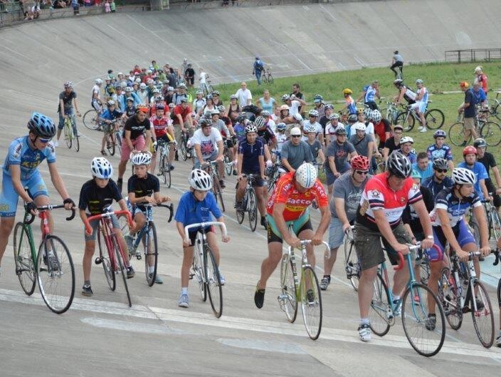 Olimpikonok is tekertek - rekord is született a búcsúzó Millenáris Velodromban