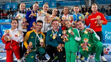 Balázs Krisztián ifi  olimpiai bajnok a vegyescsapatával tornában
